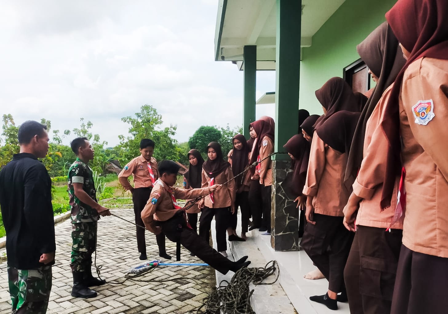 Anggota Saka Wira Kartika sedang mendapatkan materi mountaineering