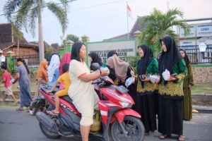 BAKTI SOSIAL IPNU IPPNU CENGUNGKLUNG DENGAN BERBAGI TAKJIL.