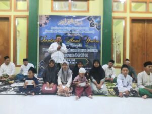 Takmir Masjid At-Thohiriyah Desa Cengungklung Beri Santunan Kepada Anak Yatim