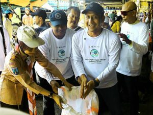 Bupati Setyo Wahono Pimpin Aksi Bersih-Bersih Sampah Plastik