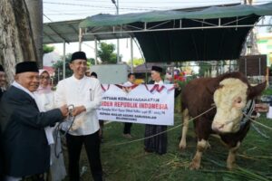 Sebelum Sholat Idul Adha 1446 H, Bupati Setyo Wahono Ajak Masyarakat Tingkatkan Solidaritas Sosial Dan Gotong Royong