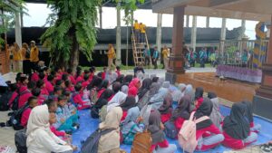 Sebanyak 130 Siswa SDN Dan MI Kunjungi Situs Sejarah Perahu Besi Kuno Di Desa Ngraho