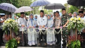 Diiringi Hujan Gerimis, Bupati Setyo Wahono Buka Bazar Ramadhan UMKM