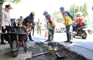 Pastikan Kelancaran Arus Mudik, Wabup Bojonegoro Dan Kapolres Tinjau Percepatan Perbaikan Jalan Nasional