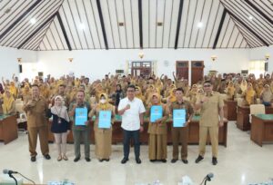 Bupati Setyo Wahono Serahkan SK Pensiun 118 PNS Pemkab Bojonegoro