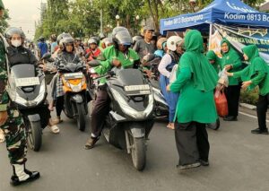 Persit Kodim 0813 Bojonegoro Bagikan Ratusan Takjil