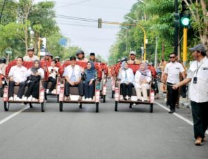 Bupati Bojonegoro Serahkan 200 Becak Listrik Dari Presiden Prabowo Kepada Tukang Becak Lansia