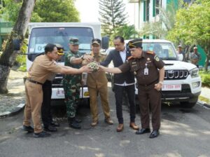 Bupati Setyo Wahono Didampingi Dandim 0813 Bojonegoro Serahkan Ratusan Kendaraan Operasional KDKMP
