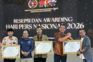 Bupati Bojonegoro Dan Ketua DPRD Serta Tokoh Penyeimbang Pembangunan Terima Penghargaan Angling Dharma Award