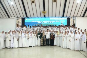 Bupati Dan Wakil Bupati Bojonegoro Lepas 102 ASN Yang Akan Berangkat Haji 2026