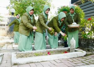 Persit KCK Kodim Bojonegoro Laksanakan Ziarah Dan Tabur Bunga