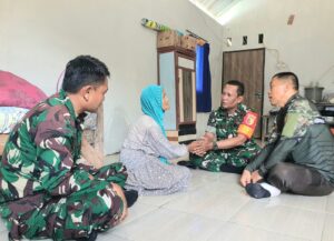 Babinsa Sukosewu Bojonegoro Bantu Lansia Korban Penipuan Haji