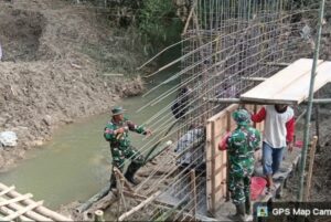 Babinsa Kodim 0813 Bojonegoro Gotong Royong Bersama Masyarakat Garap 10 Jembatan Perintis Garuda
