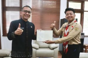 Anggota Pramuka Jalan Kaki Keliling Indonesia Bertemu Bupati Bojonegoro
