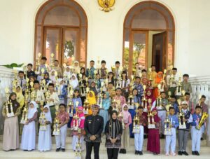 Bupati Bojonegoro Serahkan Ratusan Piala Dalam Peringatan Hari Pendidikan Nasional Dan Hari Otoda