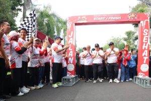 Bupati Setyo Wahono Dan Jajaran Forkopimda Ikuti Jalan Santai HUT PMI