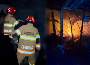 Petugas Damkarmat Bojonegoro Padamkan Api Yang Melalap Rumah Kasto Di Kecamatan Kanor