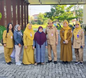 Nenek 70 Tahun Asal Bojonegoro Difasilitasi Dinsos Berangkat Ke Panti Sosial