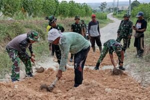 Babinsa Bubulan Bojonegoro Dan Warga Kompak Perbaiki Jalan Dusun Maor
