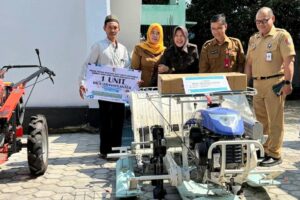 Pemkab Bojonegoro Salurkan Bantuan Alsintan Kepada Petani Untuk Tingkatkan Produksi