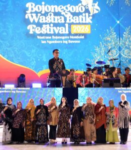 Bupati Setyo Wahono Buka Wastra Batik Festival Ke-3 Di Alun-Alun Bojonegoro