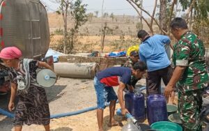 Kodim 0813 Bojonegoro Gelontor 6 Ribu Liter Air Bersih Untuk Warga Krisis Air Di Kedungsari Temayang