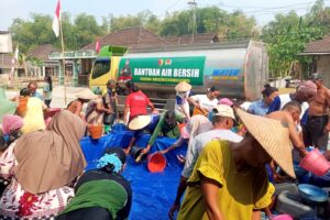 Krisis Air! Kodim 0813 Bojonegoro Pasok 8000 Liter Air Bersih Ke Warga Desa Tlogohaji