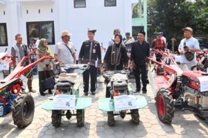 Lagi! Pemkab Bojonegoro Serahkan Alsintan Kepada Kelompok Tani Dan Gapoktan Untuk Tingkatkan Produksi Pertanian