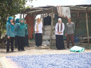 Warga Desa Tebon Bojonegoro Olah Sampah Plastik Untuk Bayar Pajak