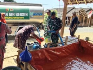 TNI Peduli Dampak Kekeringan, Kodim Bojonegoro Salurkan Ribuan Liter Air Bersih Untuk Warga Gamongan