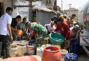 Darurat Air Bersih: IJTI Bersama Kodim 0813 Dan BPBD Bojonegoro Pasok 21 Ribu Liter Air Bersih Di Desa Tlogohaji