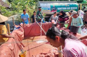 Tiga Desa Dilanda Kekeringan, Kodim Bojonegoro Langsung Pasok 77.000 Liter Air Bersih Untuk Warga