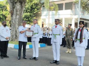 Bupati Setyo Wahono Beri Penghargaan Tiga Paskibraka Tingkat Provinsi dan Nasional Asal Bojonegoro