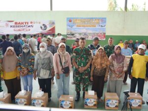 Songsong HUT Ke-81 TNI, Kodim Bojonegoro Gelar Baksos Kesehatan Dan Bagikan Sembako Untuk Warga