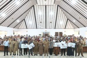 Pemkab Bojonegoro Serahkan Bantuan Kepada Pedagang Pasar Kota Yang Direlokasi