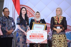 Ketua Dekranasda Bojonegoro Raih Penghargaan Sebagai Pembina Pelaku Usaha Lokal Terbaik se-Jatim