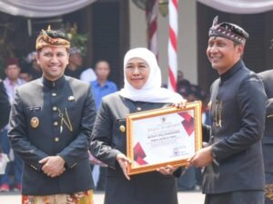 Gubernur Jatim Serahkan Penghargaan Pembina Siskamling Terbaik Kepada Bupati Bojonegoro