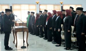 Tekankan Profesionalitas Dalam Pelayanan, Bupati Bojonegoro Lantik Dan Ambil Sumpah Jabatan 113 ASN